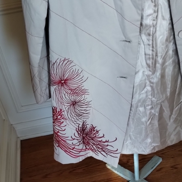 Elegant White Trench Coat with Red Floral Design - Picture 8 of 15